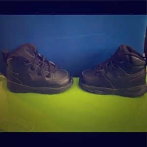 Toddler Nike boots manoa